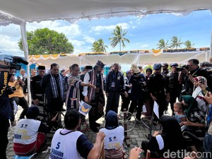 Surya Paloh Minta Pemerintah Perhatikan Nasib Penenun Tradisional