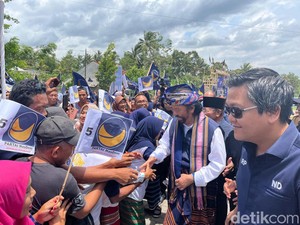 Surya Paloh Mulai Kampanye di Lombok dengan Kunjungi Sentra Tenun Pringgasela