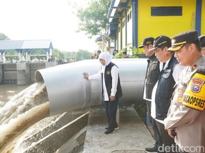 Khofifah Resmikan Pompa Kuro untuk Atasi Banjir Tahunan di Lamongan