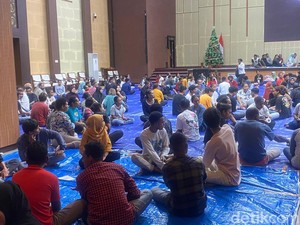 KPU Sorong Libatkan 500 Warga Lipat Surat Suara Pemilu 2024