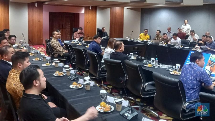 Menko Perekonomian Airlangga Hartarto menggelar pertemuan dengan para pengusaha hiburan dan perhotelan di Graha Sawala, Gedung Ali Wardhana, Jakarta Pusat, Senin (22/1/2024). (CNBC Indonesia/Arrijal Rahman)