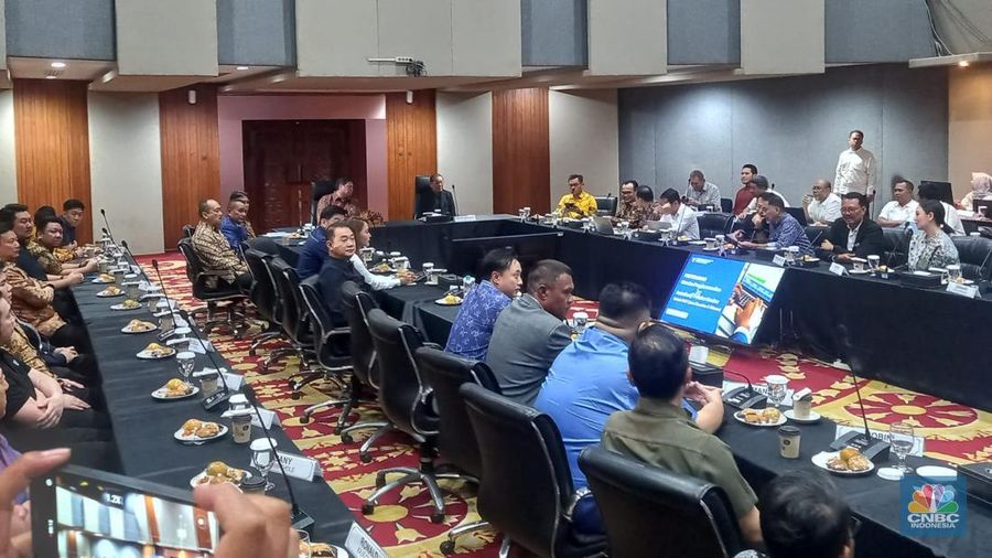 Menko Perekonomian Airlangga Hartarto menggelar pertemuan dengan para pengusaha hiburan dan perhotelan di Graha Sawala, Gedung Ali Wardhana, Jakarta Pusat, Senin (22/1/2024). (CNBC Indonesia/Arrijal Rahman)
