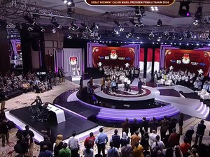 Momen Gibran Sigap Hampiri Anggota KPU yang Jatuh di Panggung Debat