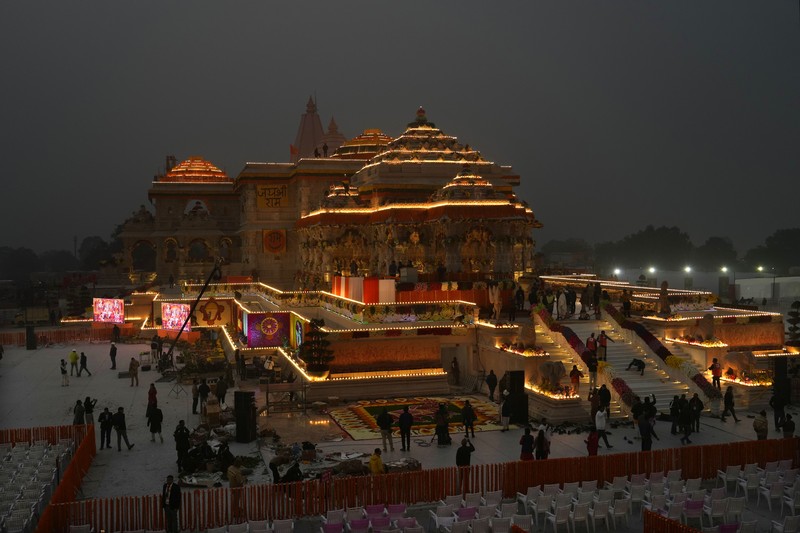Perdana Menteri India Narendra Modi menghadiri pembukaan kuil agung dewa Hindu Lord Ram di Ayodhya, India, 22 Januari 2024. (India's Press Information Bureau/Handout via REUTERS)
