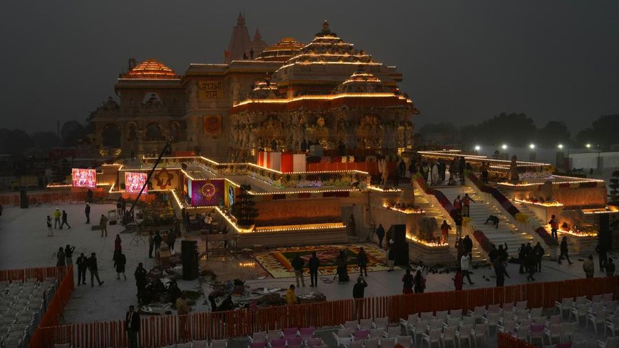 Perdana Menteri India Narendra Modi menghadiri pembukaan kuil agung dewa Hindu Lord Ram di Ayodhya, India, 22 Januari 2024. (India's Press Information Bureau/Handout via REUTERS)
