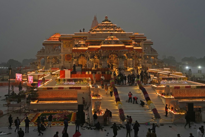 Perdana Menteri India Narendra Modi menghadiri pembukaan kuil agung dewa Hindu Lord Ram di Ayodhya, India, 22 Januari 2024. (India's Press Information Bureau/Handout via REUTERS)
