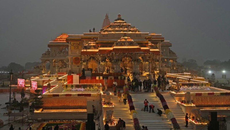 Perdana Menteri India Narendra Modi menghadiri pembukaan kuil agung dewa Hindu Lord Ram di Ayodhya, India, 22 Januari 2024. (India's Press Information Bureau/Handout via REUTERS)