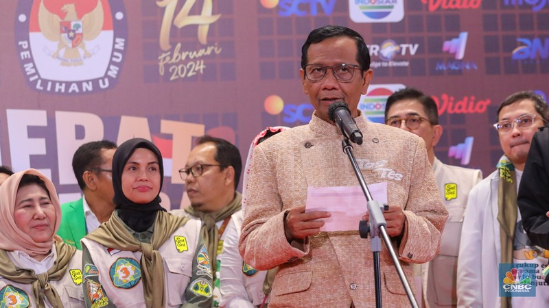 Pasangan Capres-Cawapres Ganjar Pranowo dan Mahfud MD memberikan keteragan usai Debat Cawapres Kedua di JCC Senayan, Jakarta, Minggu (21/1/2024). (CNBC Indonesia/Faisal Rahman)
