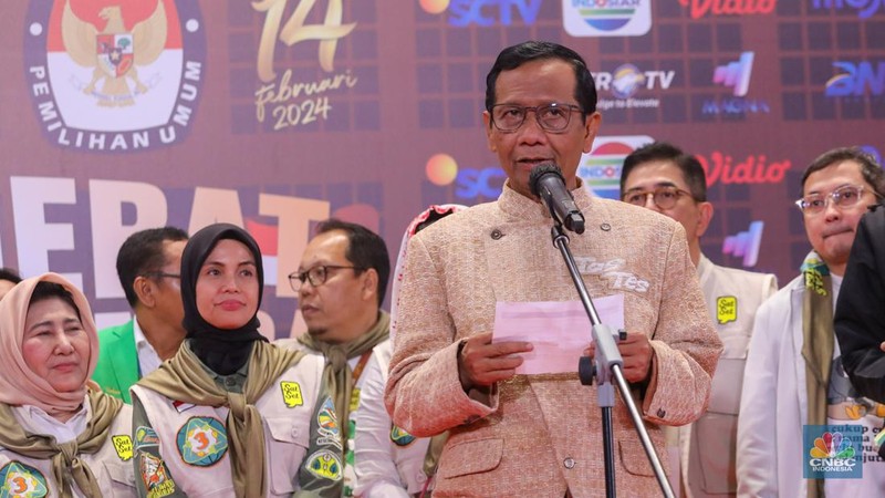 Pasangan Capres-Cawapres Ganjar Pranowo dan Mahfud MD memberikan keteragan usai Debat Cawapres Kedua di JCC Senayan, Jakarta, Minggu (21/1/2024). (CNBC Indonesia/Faisal Rahman)