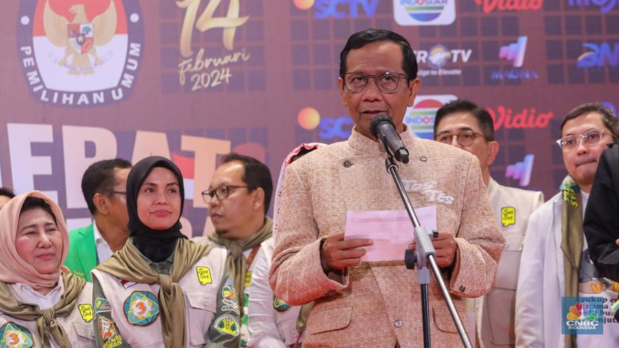 Pasangan Capres-Cawapres Ganjar Pranowo dan Mahfud MD memberikan keteragan usai Debat Cawapres Kedua di JCC Senayan, Jakarta, Minggu (21/1/2024). (CNBC Indonesia/Faisal Rahman) Pasangan Capres-Cawapres Ganjar Pranowo dan Mahfud MD memberikan keteragan usai Debat Cawapres Kedua di JCC Senayan, Jakarta, Minggu (21/1/2024). (CNBC Indonesia/Faisal Rahman)
