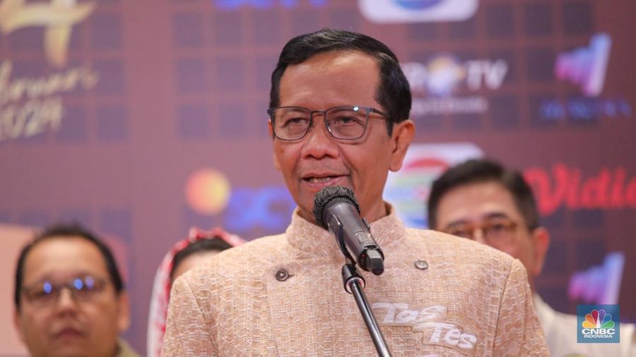 Pasangan Capres-Cawapres Ganjar Pranowo dan Mahfud MD memberikan keteragan usai Debat Cawapres Kedua di JCC Senayan, Jakarta, Minggu (21/1/2024). (վ/Faisal Rahman)