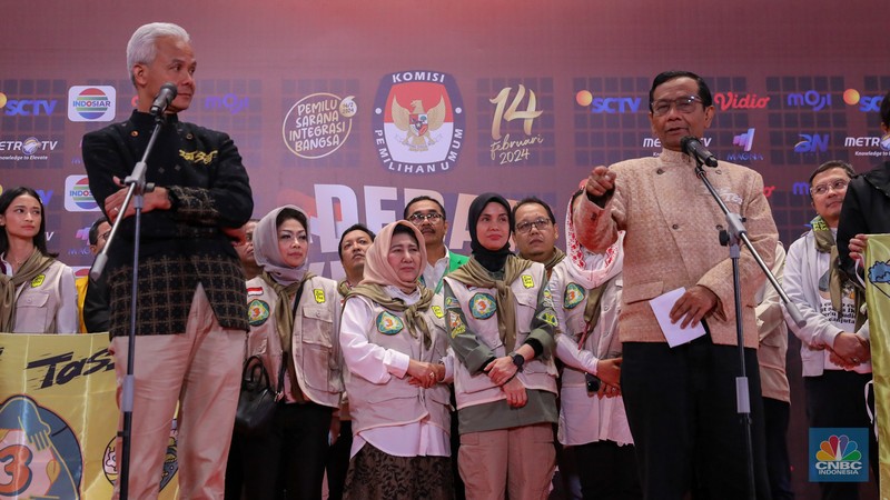 Pasangan Capres-Cawapres Ganjar Pranowo dan Mahfud MD memberikan keteragan usai Debat Cawapres Kedua di JCC Senayan, Jakarta, Minggu (21/1/2024). (CNBC Indonesia/Faisal Rahman)