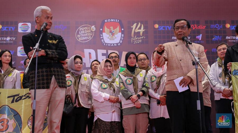 Pasangan Capres-Cawapres Ganjar Pranowo dan Mahfud MD memberikan keteragan usai Debat Cawapres Kedua di JCC Senayan, Jakarta, Minggu (21/1/2024). (CNBC Indonesia/Faisal Rahman)