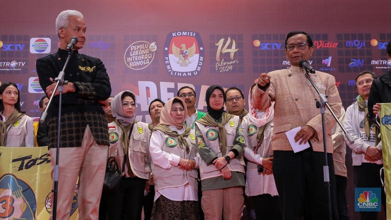Pasangan Capres-Cawapres Ganjar Pranowo dan Mahfud MD memberikan keteragan usai Debat Cawapres Kedua di JCC Senayan, Jakarta, Minggu (21/1/2024). (CNBC Indonesia/Faisal Rahman)