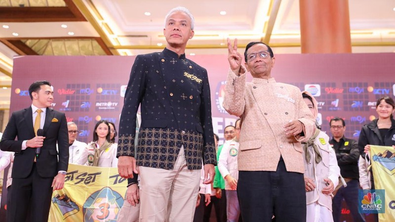 Pasangan Capres-Cawapres Ganjar Pranowo dan Mahfud MD memberikan keteragan usai Debat Cawapres Kedua di JCC Senayan, Jakarta, Minggu (21/1/2024). (CNBC Indonesia/Faisal Rahman)