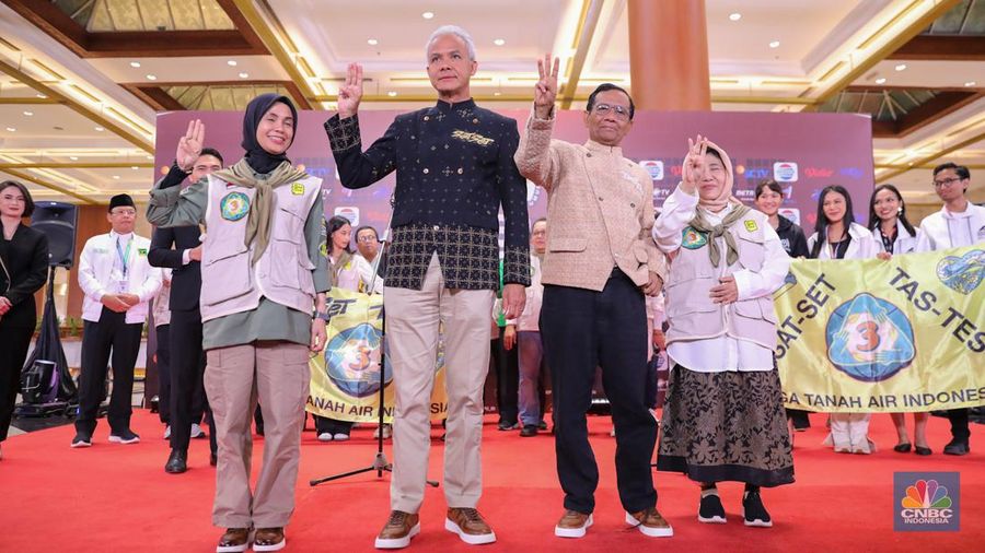 Pasangan Capres-Cawapres Ganjar Pranowo dan Mahfud MD memberikan keteragan usai Debat Cawapres Kedua di JCC Senayan, Jakarta, Minggu (21/1/2024). (CNBC Indonesia/Faisal Rahman)