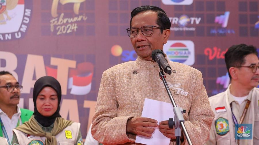 Pasangan Capres-Cawapres Ganjar Pranowo dan Mahfud MD memberikan keteragan usai Debat Cawapres Kedua di JCC Senayan, Jakarta, Minggu (21/1/2024). (CNBC Indonesia/Faisal Rahman)