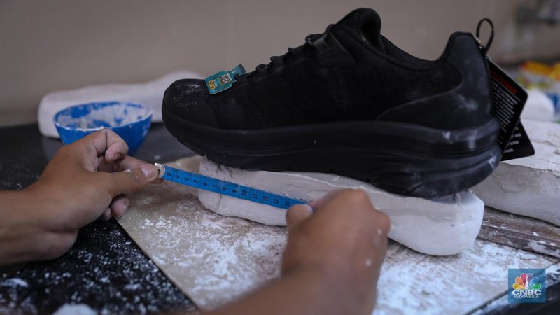 Pekerja menyelesaikan pembuatan sepatu penyangga untuk penyandang disabilitas milik Unit Ortotik pada salah satu Yayasan di Jakarta, Senin (22/1/2024). (CNBC Indonesia/Faisal Rahman)