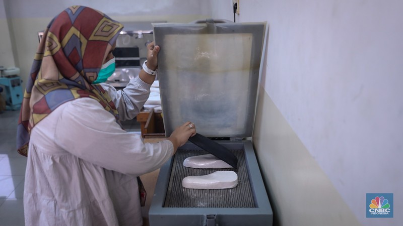 Pekerja menyelesaikan pembuatan sepatu penyangga untuk penyandang disabilitas milik Unit Ortotik pada salah satu Yayasan di Jakarta, Senin (22/1/2024). (CNBC Indonesia/Faisal Rahman)