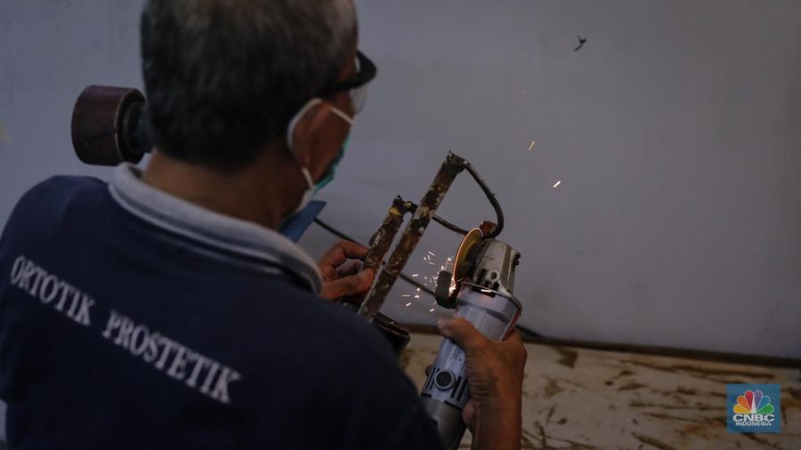 Pekerja menyelesaikan pembuatan sepatu penyangga untuk penyandang disabilitas milik Unit Ortotik pada salah satu Yayasan di Jakarta, Senin (22/1/2024). (CNBC Indonesia/Faisal Rahman)