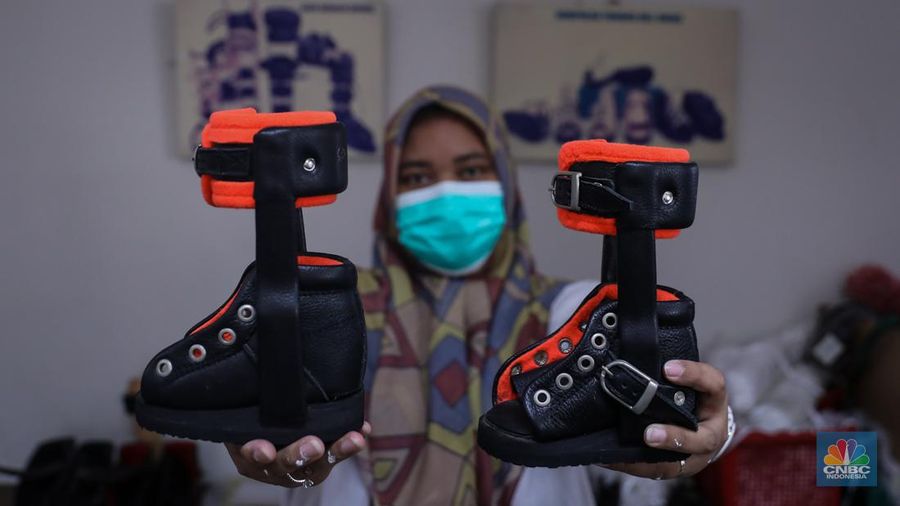 Pekerja menyelesaikan pembuatan sepatu penyangga untuk penyandang disabilitas milik Unit Ortotik pada salah satu Yayasan di Jakarta, Senin (22/1/2024). (CNBC Indonesia/Faisal Rahman)
