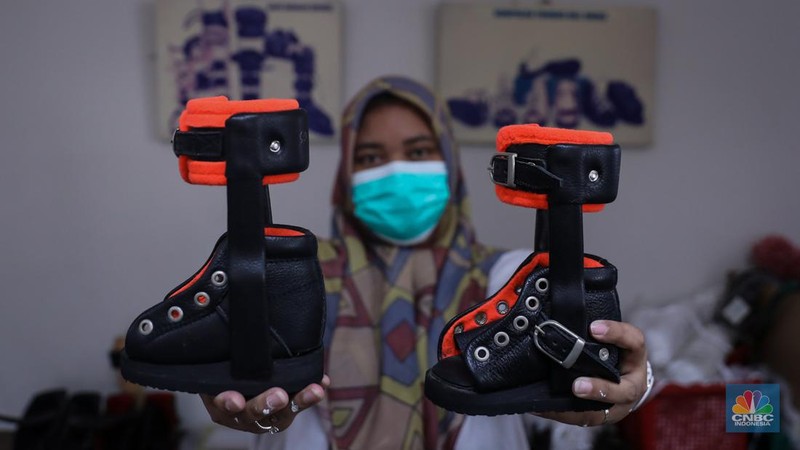 Pekerja menyelesaikan pembuatan sepatu penyangga untuk penyandang disabilitas milik Unit Ortotik pada salah satu Yayasan di Jakarta, Senin (22/1/2024). (CNBC Indonesia/Faisal Rahman)