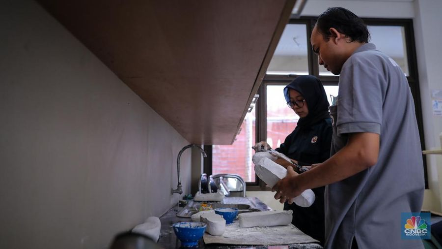 Pekerja menyelesaikan pembuatan sepatu penyangga untuk penyandang disabilitas milik Unit Ortotik pada salah satu Yayasan di Jakarta, Senin (22/1/2024). (CNBC Indonesia/Faisal Rahman)