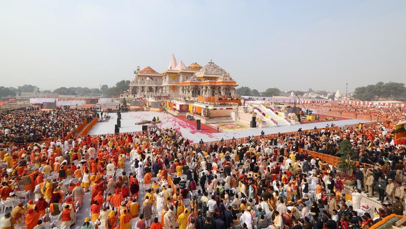 Perdana Menteri India Narendra Modi menghadiri pembukaan kuil agung dewa Hindu Lord Ram di Ayodhya, India, 22 Januari 2024. (India's Press Information Bureau/Handout via REUTERS)