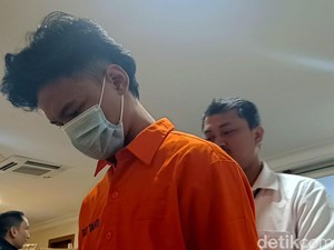 Penampakan Argiyan Pembunuh Pacar Berbaju Tahanan dan Tangan Diborgol