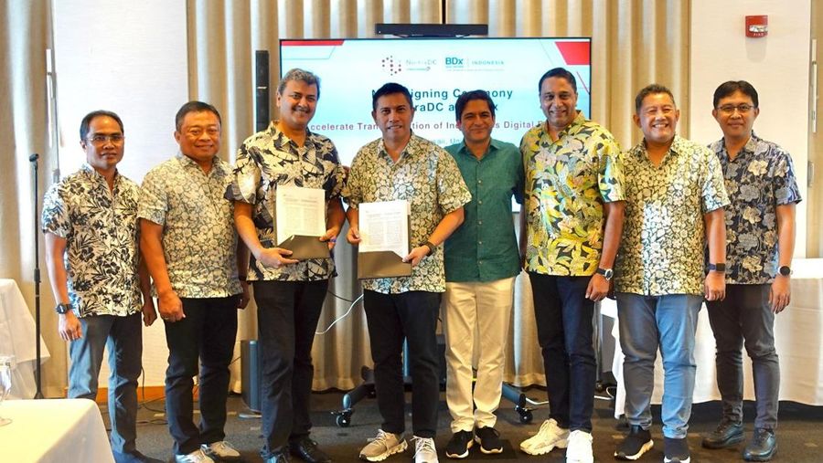 Penandatanganan MoU kerja sama oleh CEO NeutraDC, Andreuw Th A F, dan CEO BDx, Mayank Srivastava, disaksikan oleh Direktur Utama Telkom, Ririek Adriansyah, dan President Director and CEO Indosat Ooredoo Hutchison, Vikram Sinha. (Dok. Indosat)