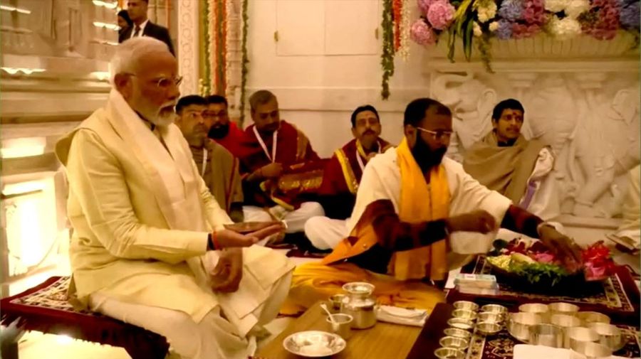 Perdana Menteri India Narendra Modi menghadiri pembukaan kuil agung dewa Hindu Lord Ram di Ayodhya, India, 22 Januari 2024. (India's Press Information Bureau/Handout via REUTERS)