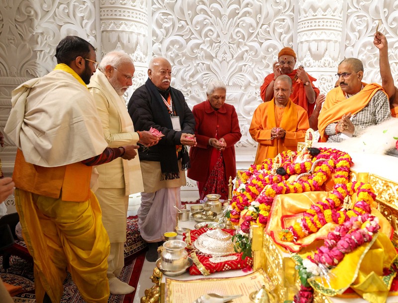 Perdana Menteri India Narendra Modi menghadiri pembukaan kuil agung dewa Hindu Lord Ram di Ayodhya, India, 22 Januari 2024. (India's Press Information Bureau/Handout via REUTERS)
