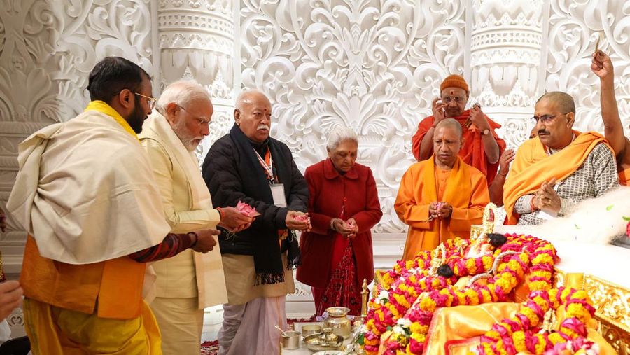 Perdana Menteri India Narendra Modi menghadiri pembukaan kuil agung dewa Hindu Lord Ram di Ayodhya, India, 22 Januari 2024. (India's Press Information Bureau/Handout via REUTERS)