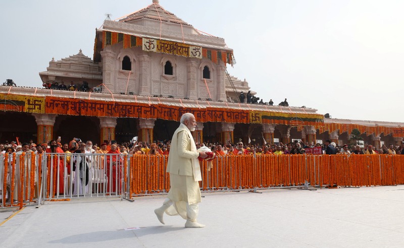 Perdana Menteri India Narendra Modi menghadiri pembukaan kuil agung dewa Hindu Lord Ram di Ayodhya, India, 22 Januari 2024. (India's Press Information Bureau/Handout via REUTERS)