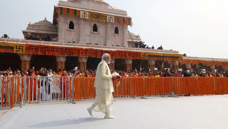 Perdana Menteri India Narendra Modi menghadiri pembukaan kuil agung dewa Hindu Lord Ram di Ayodhya, India, 22 Januari 2024. (India's Press Information Bureau/Handout via REUTERS)