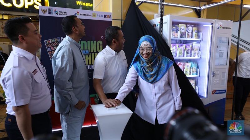 PT Pertamina (Persero) bersama Kementerian BUMN dan PT KAI meluncurkan vending machine khusus untuk produk UMKM di sejumlah fasilitas umum salah satunya di stasiun Gondangdia dan Stasiun Gambir. (CNBC Indonesia/Tri Susilo) PT Pertamina (Persero) bersama Kementerian BUMN dan PT KAI meluncurkan vending machine khusus untuk produk UMKM di sejumlah fasilitas umum salah satunya di stasiun Gondangdia dan Stasiun Gambir. (CNBC Indonesia/Tri Susilo)