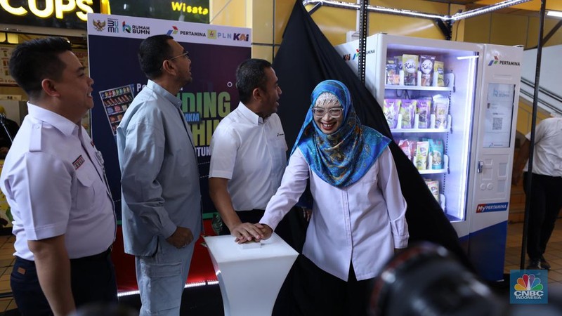 PT Pertamina (Persero) bersama Kementerian BUMN dan PT KAI meluncurkan vending machine khusus untuk produk UMKM di sejumlah fasilitas umum salah satunya di stasiun Gondangdia dan Stasiun Gambir. (CNBC Indonesia/Tri Susilo)