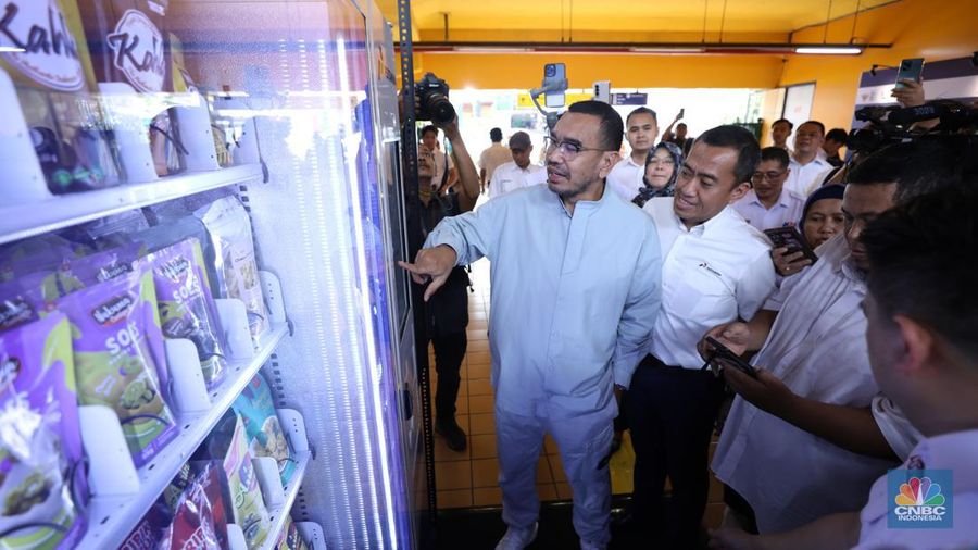 PT Pertamina (Persero) bersama Kementerian BUMN dan PT KAI meluncurkan vending machine khusus untuk produk UMKM di sejumlah fasilitas umum salah satunya di stasiun Gondangdia dan Stasiun Gambir. (CNBC Indonesia/Tri Susilo)