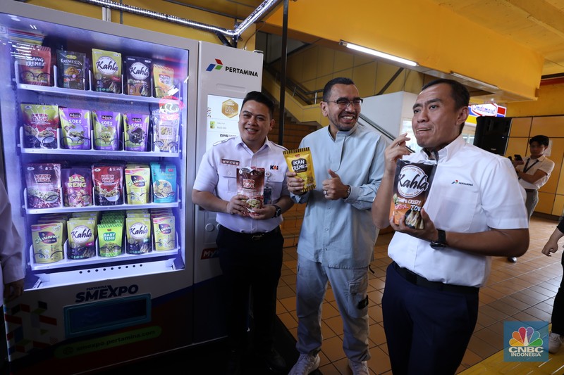 PT Pertamina (Persero) bersama Kementerian BUMN dan PT KAI meluncurkan vending machine khusus untuk produk UMKM di sejumlah fasilitas umum salah satunya di stasiun Gondangdia dan Stasiun Gambir. (CNBC Indonesia/Tri Susilo) PT Pertamina (Persero) bersama Kementerian BUMN dan PT KAI meluncurkan vending machine khusus untuk produk UMKM di sejumlah fasilitas umum salah satunya di stasiun Gondangdia dan Stasiun Gambir. (CNBC Indonesia/Tri Susilo)