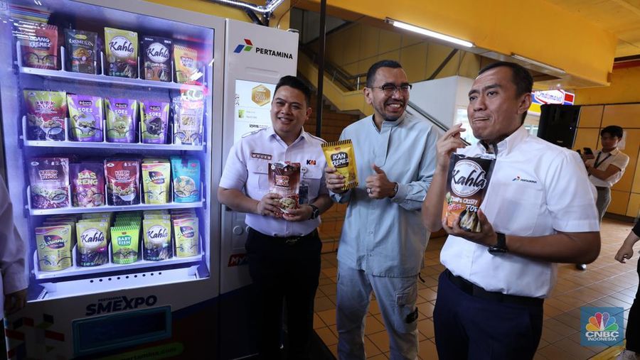 PT Pertamina (Persero) bersama Kementerian BUMN dan PT KAI meluncurkan vending machine khusus untuk produk UMKM di sejumlah fasilitas umum salah satunya di stasiun Gondangdia dan Stasiun Gambir. (CNBC Indonesia/Tri Susilo)