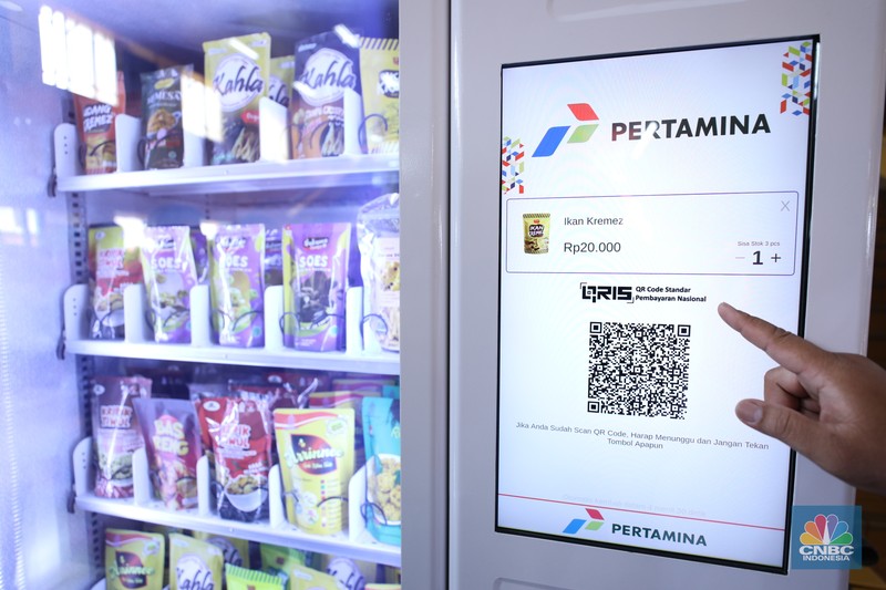 PT Pertamina (Persero) bersama Kementerian BUMN dan PT KAI meluncurkan vending machine khusus untuk produk UMKM di sejumlah fasilitas umum salah satunya di stasiun Gondangdia dan Stasiun Gambir. (CNBC Indonesia/Tri Susilo) PT Pertamina (Persero) bersama Kementerian BUMN dan PT KAI meluncurkan vending machine khusus untuk produk UMKM di sejumlah fasilitas umum salah satunya di stasiun Gondangdia dan Stasiun Gambir. (CNBC Indonesia/Tri Susilo)