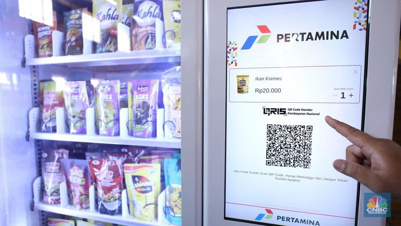 PT Pertamina (Persero) bersama Kementerian BUMN dan PT KAI meluncurkan vending machine khusus untuk produk UMKM di sejumlah fasilitas umum salah satunya di stasiun Gondangdia dan Stasiun Gambir. (CNBC Indonesia/Tri Susilo)