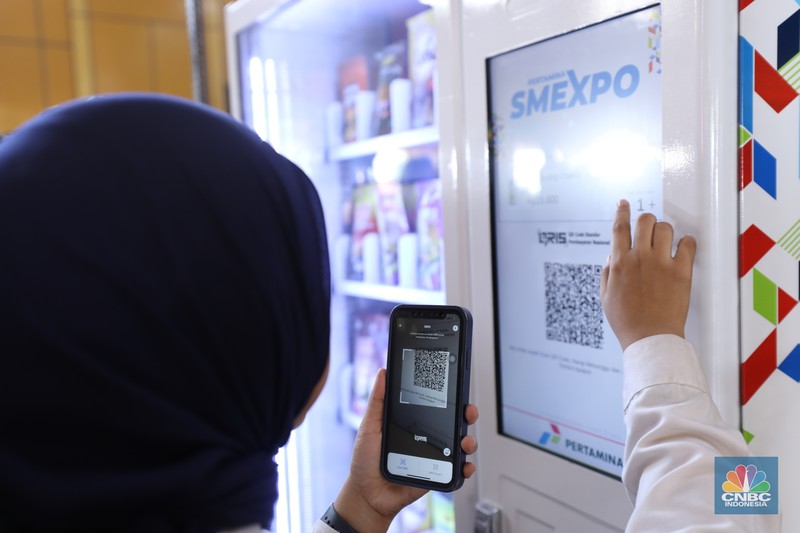 PT Pertamina (Persero) bersama Kementerian BUMN dan PT KAI meluncurkan vending machine khusus untuk produk UMKM di sejumlah fasilitas umum salah satunya di stasiun Gondangdia dan Stasiun Gambir. (CNBC Indonesia/Tri Susilo) PT Pertamina (Persero) bersama Kementerian BUMN dan PT KAI meluncurkan vending machine khusus untuk produk UMKM di sejumlah fasilitas umum salah satunya di stasiun Gondangdia dan Stasiun Gambir. (CNBC Indonesia/Tri Susilo)