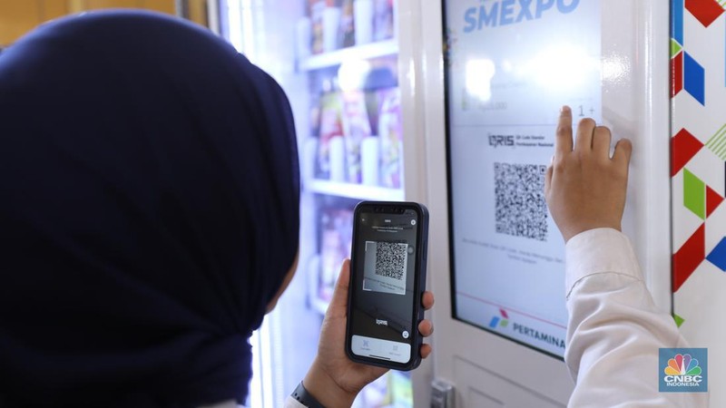 PT Pertamina (Persero) bersama Kementerian BUMN dan PT KAI meluncurkan vending machine khusus untuk produk UMKM di sejumlah fasilitas umum salah satunya di stasiun Gondangdia dan Stasiun Gambir. (CNBC Indonesia/Tri Susilo)