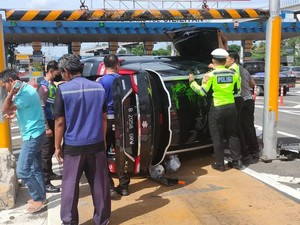 Mobil Tabrak Barier Beton hingga Terguling di GT Cililitan Arah Cawang