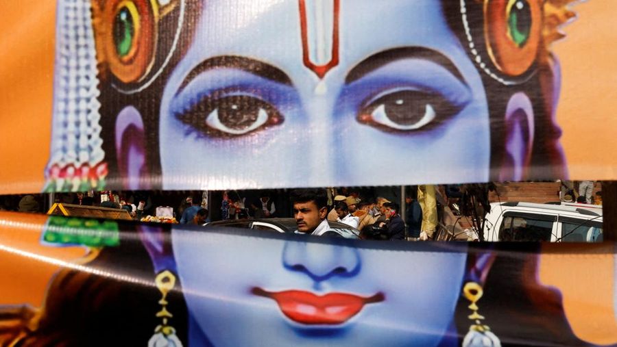 Seorang pria melewati tumpukan gambar Lord Ram yang robek di kawasan tua Delhi, India, 21 Januari 2024. (REUTERS/Anushree Fadnavis)
