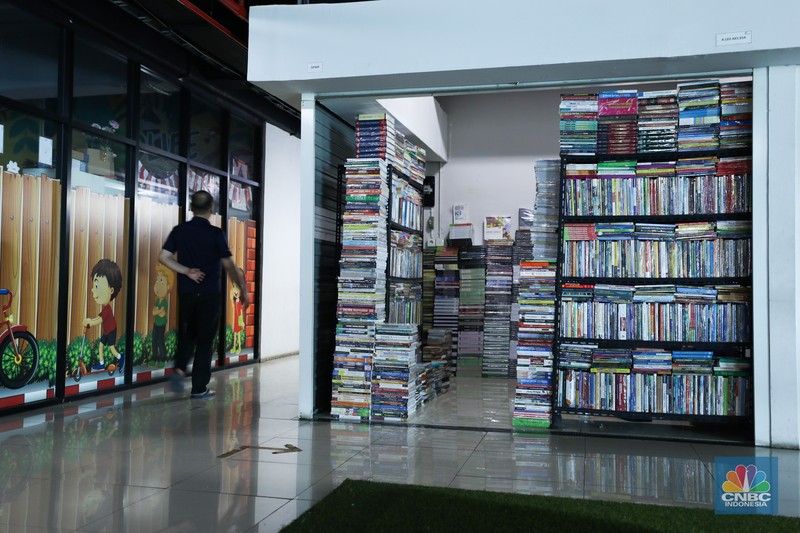 Seorang warga melewati lorong-lorong toko yang sepi di Pasar Buku Kenari, Jakarta, Senin (22/1/2024). Pasar buku di Kenari yang bernama Jakbook sepi sejak diresmikan Anies Baswedan pada April 2019 lalu. Pedagang menyiasati kondisi itu dengan berjualan online. Seorang warga melewati lorong-lorong toko yang sepi di Pasar Buku Kenari, Jakarta, Senin (22/1/2024). Pasar buku di Kenari yang bernama Jakbook sepi sejak diresmikan Anies Baswedan pada April 2019 lalu. Pedagang menyiasati kondisi itu dengan berjualan online. (CNBC Indonesia/Tri Susilo)