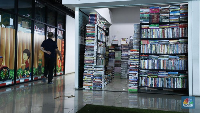 Seorang warga melewati lorong-lorong toko yang sepi di Pasar Buku Kenari, Jakarta, Senin (22/1/2024). Pasar buku di Kenari yang bernama Jakbook sepi sejak diresmikan Anies Baswedan pada April 2019 lalu. Pedagang menyiasati kondisi itu dengan berjualan online. (վ/Tri Susilo)