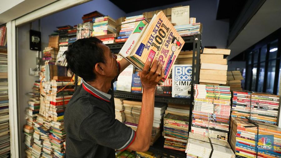 Seorang warga melewati lorong-lorong toko yang sepi di Pasar Buku Kenari, Jakarta, Senin (22/1/2024). Pasar buku di Kenari yang bernama Jakbook sepi sejak diresmikan Anies Baswedan pada April 2019 lalu. Pedagang menyiasati kondisi itu dengan berjualan online. (վ/Tri Susilo)
