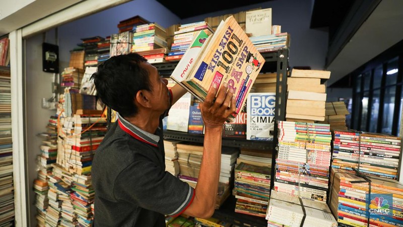 Seorang warga melewati lorong-lorong toko yang sepi di Pasar Buku Kenari, Jakarta, Senin (22/1/2024). Pasar buku di Kenari yang bernama Jakbook sepi sejak diresmikan Anies Baswedan pada April 2019 lalu. Pedagang menyiasati kondisi itu dengan berjualan online. (վ/Tri Susilo)